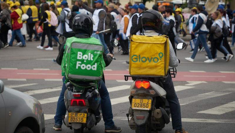 Ziua IT-ist, noaptea livrator. Tânărul căruia i s-a schimbat viața într-o clipă. Cu cât și-a suplimentat veniturile