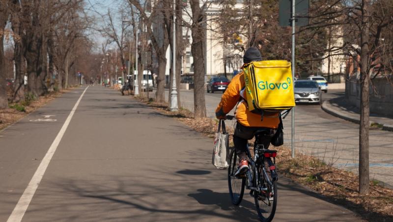 Ziua IT-ist, noaptea livrator. Tânărul căruia i s-a schimbat viața într-o clipă. Cu cât și-a suplimentat veniturile