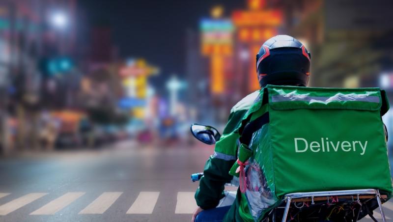 Ziua IT-ist, noaptea livrator. Tânărul căruia i s-a schimbat viața într-o clipă. Cu cât și-a suplimentat veniturile