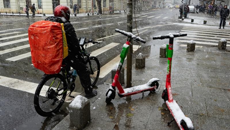 Ziua IT-ist, noaptea livrator. Tânărul căruia i s-a schimbat viața într-o clipă. Cu cât și-a suplimentat veniturile