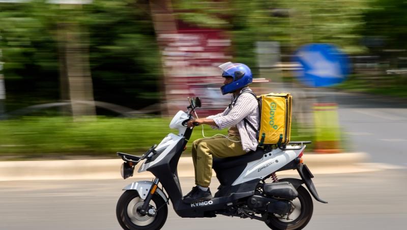 Ziua IT-ist, noaptea livrator. Tânărul căruia i s-a schimbat viața într-o clipă. Cu cât și-a suplimentat veniturile