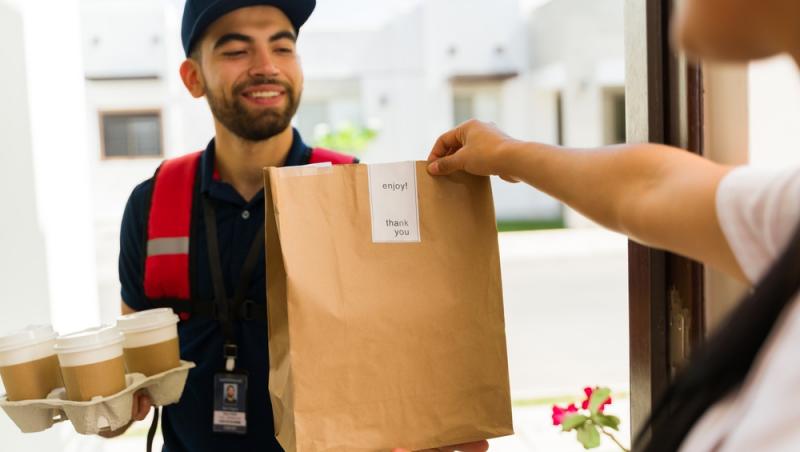 Ziua IT-ist, noaptea livrator. Tânărul căruia i s-a schimbat viața într-o clipă. Cu cât și-a suplimentat veniturile