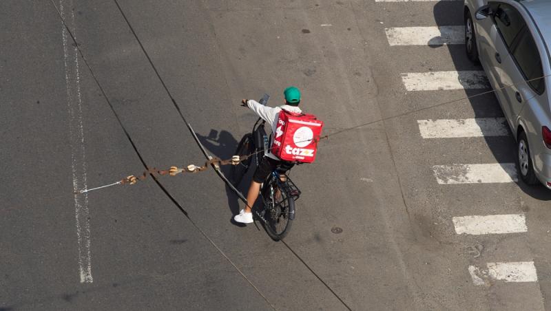 Ziua IT-ist, noaptea livrator. Tânărul căruia i s-a schimbat viața într-o clipă. Cu cât și-a suplimentat veniturile