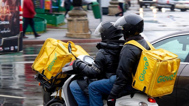 Ziua IT-ist, noaptea livrator. Tânărul căruia i s-a schimbat viața într-o clipă. Cu cât și-a suplimentat veniturile