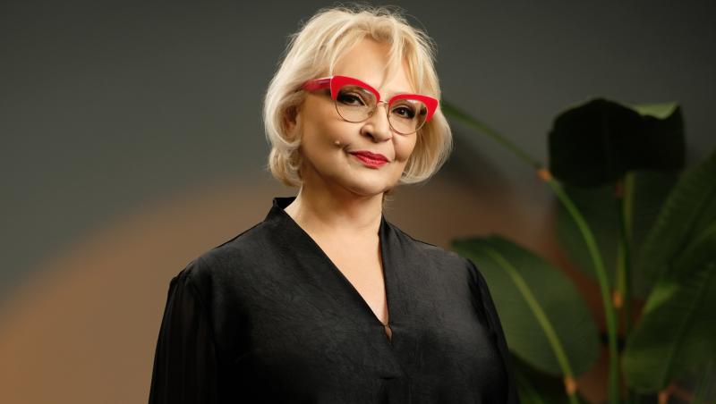 Mihaela Tatu și sigla emisiunii În direct cu România