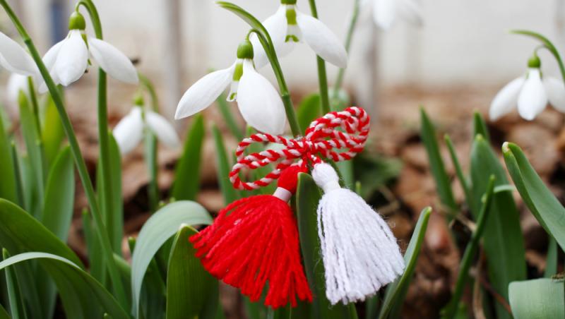 Unde se poartă mărțișorul. Ce se face cu șnurul după ce se dă jos