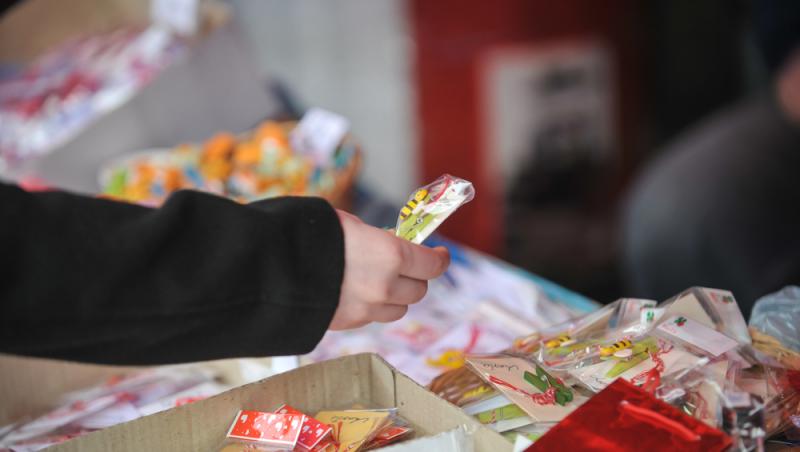 Unde se poartă mărțișorul. Ce se face cu șnurul după ce se dă jos