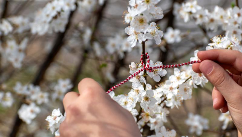 Unde se poartă mărțișorul. Ce se face cu șnurul după ce se dă jos