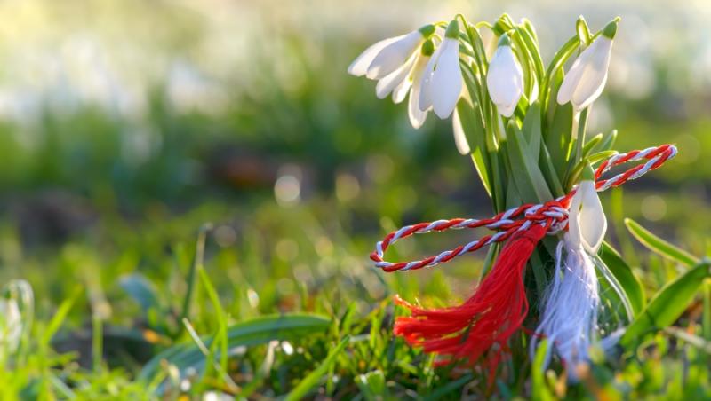 Unde se poartă mărțișorul. Ce se face cu șnurul după ce se dă jos