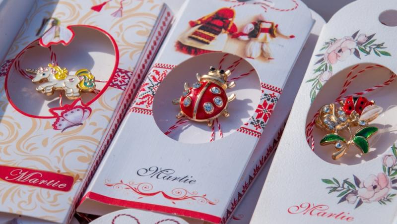 Unde se poartă mărțișorul. Ce se face cu șnurul după ce se dă jos