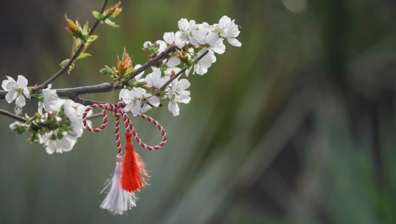 Unde se poartă mărțișorul. Ce se face cu șnurul după ce se dă jos