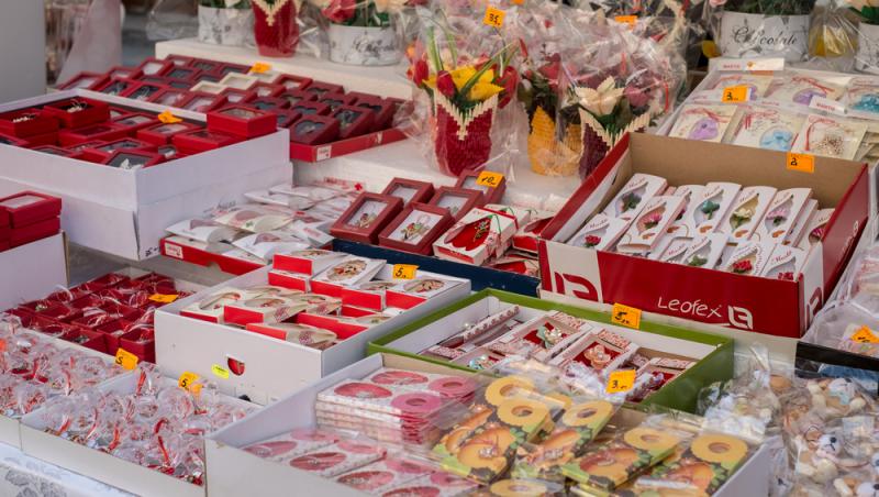 Mărțișorul devine un motiv de ceartă între părinți. Care este mesajul Ministerului Educației