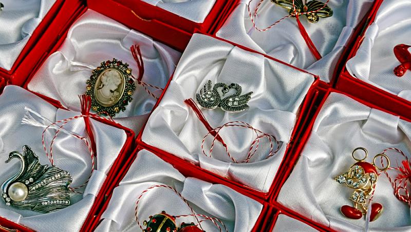 Mărțișorul devine un motiv de ceartă între părinți. Care este mesajul Ministerului Educației