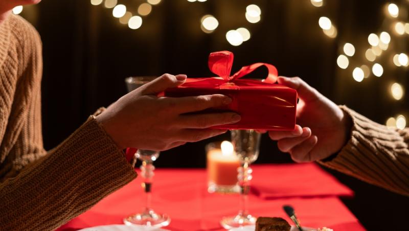 Ziua îndrăgostiților, profitabilă pentru escroci. Cum sunt păcăliți oamenii printr-o metodă simplă