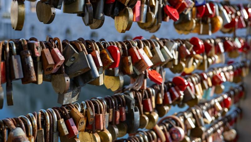 Ziua îndrăgostiților, profitabilă pentru escroci. Cum sunt păcăliți oamenii printr-o metodă simplă