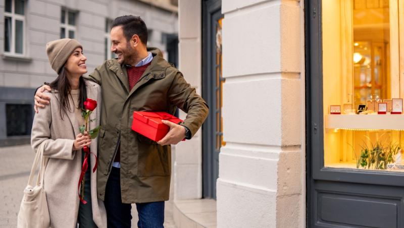 Ziua îndrăgostiților, profitabilă pentru escroci. Cum sunt păcăliți oamenii printr-o metodă simplă