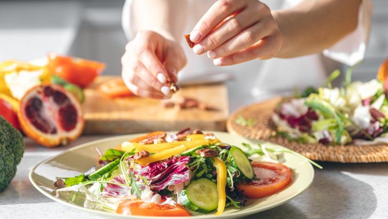 Rețetă de salată plină de proteine. Ce ingredient simplu nu trebuie să lipsească