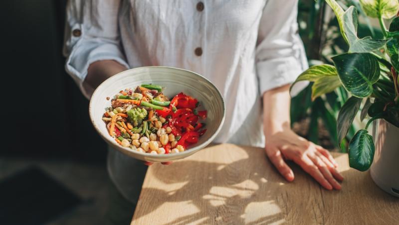 Rețetă de salată plină de proteine. Ce ingredient simplu nu trebuie să lipsească