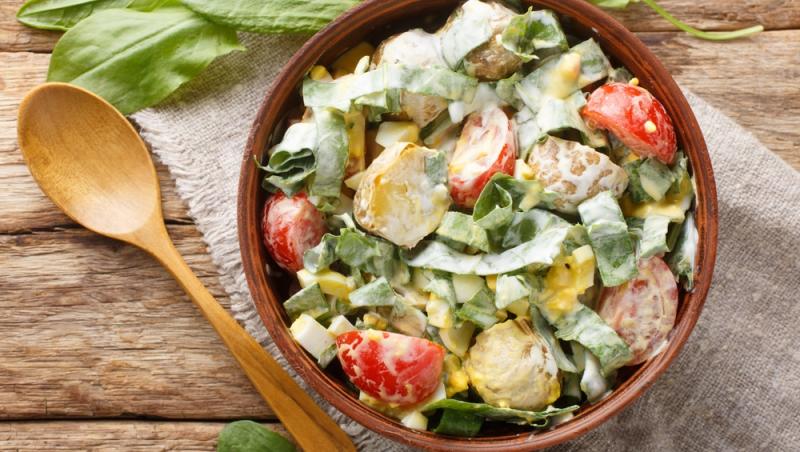 Rețetă de salată plină de proteine. Ce ingredient simplu nu trebuie să lipsească