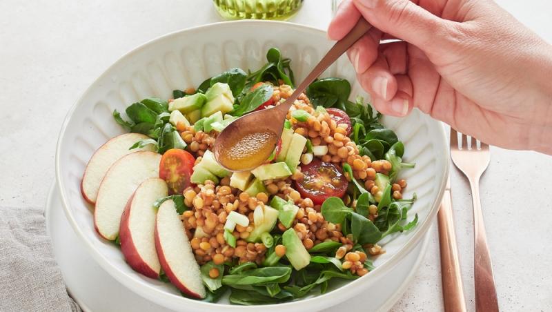 Rețetă de salată plină de proteine. Ce ingredient simplu nu trebuie să lipsească