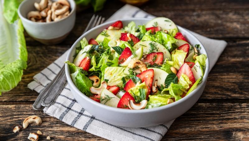 Rețetă de salată plină de proteine. Ce ingredient simplu nu trebuie să lipsească