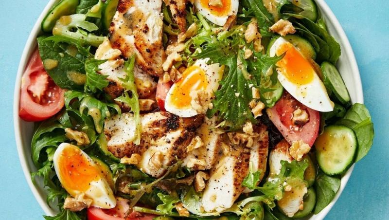 Rețetă de salată plină de proteine. Ce ingredient simplu nu trebuie să lipsească