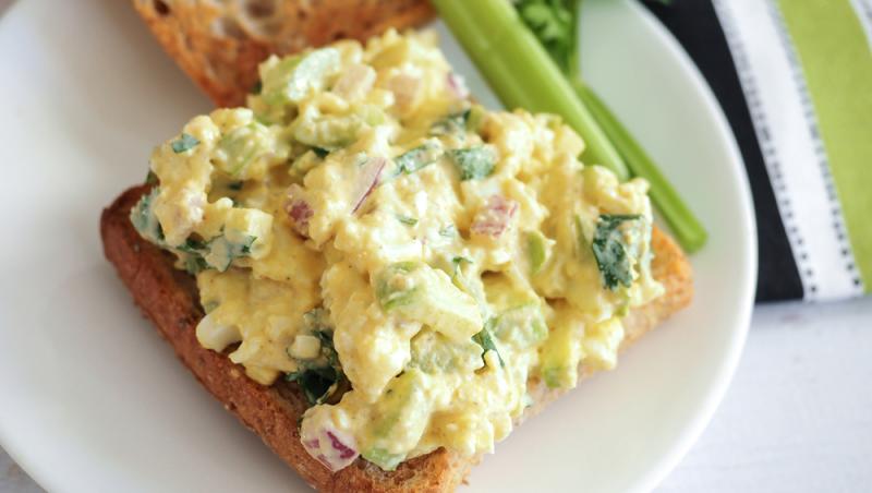 Rețetă de salată plină de proteine. Ce ingredient simplu nu trebuie să lipsească