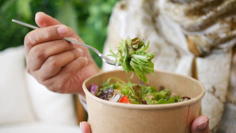 Rețetă de salată plină de proteine. Ce ingredient simplu nu trebuie să lipsească