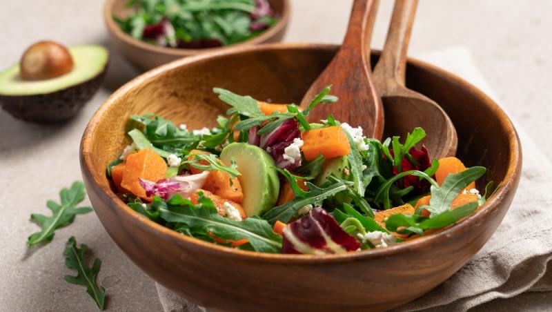 Rețetă de salată plină de proteine. Ce ingredient simplu nu trebuie să lipsească