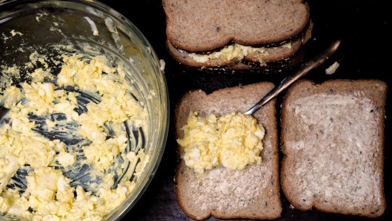 Rețetă de salată plină de proteine. Ce ingredient simplu nu trebuie să lipsească