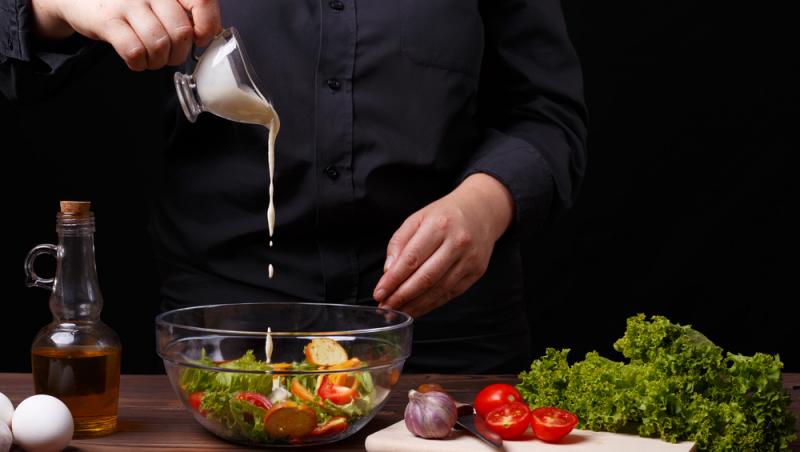 Rețetă de salată plină de proteine. Ce ingredient simplu nu trebuie să lipsească