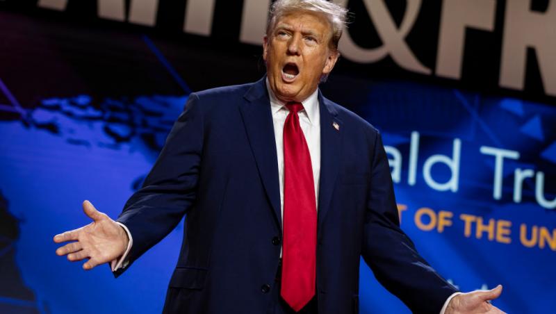 donald trump sustine un discurs in timpul campaniei electorale