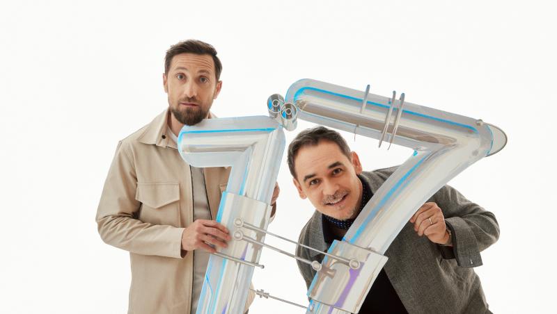 răzvan simion și dani oțil cu baloane 1 și 7 în mână