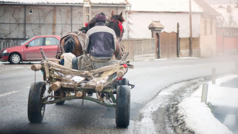 Val de reacții pe internet. O imagine cu o căruță lângă un bolid de lux pe șosea a devenit virală