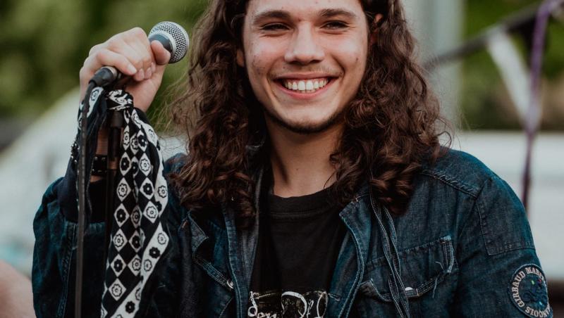 Eric Ogăraru, fiul fotbalistului George Ogăraru vine duminică la X Factor. „Am cântat şi pe stradă!”