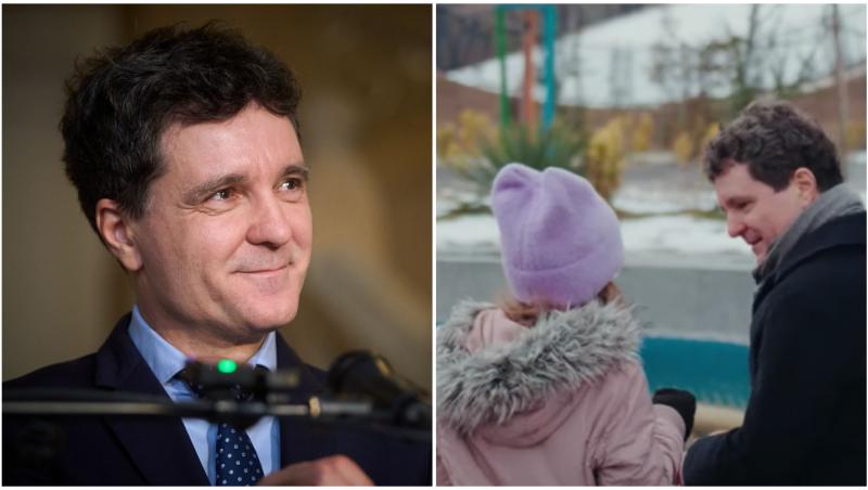 Nicușor Dan și fetița sa care stă cu spatele și poartă o geacă roz și un fes mov