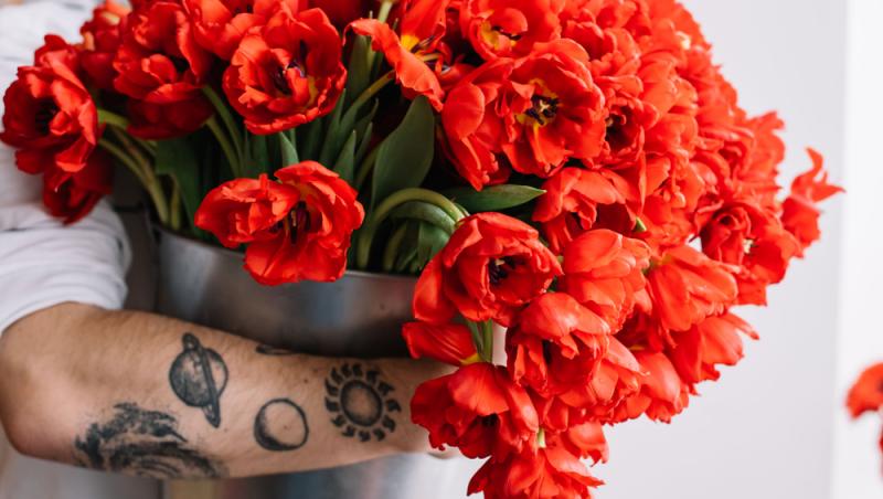 1001 lalele pentru iubita sa de Ziua Femeii. Cât a plătit românul pentru gestul extravagant