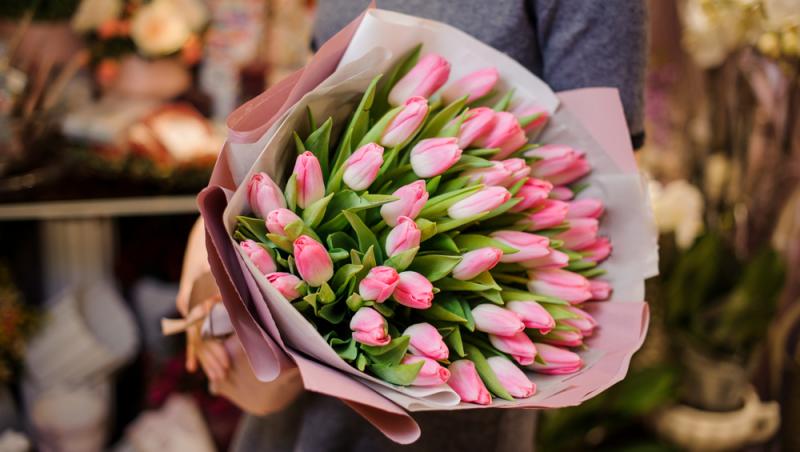 1001 lalele pentru iubita sa de Ziua Femeii. Cât a plătit românul pentru gestul extravagant