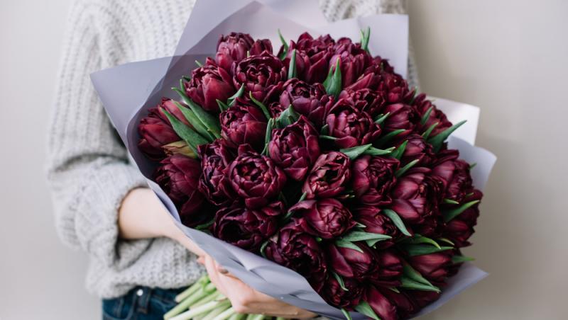 1001 lalele pentru iubita sa de Ziua Femeii. Cât a plătit românul pentru gestul extravagant