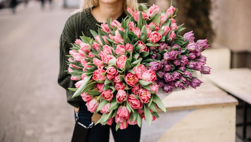 1001 lalele pentru iubita sa de Ziua Femeii. Cât a plătit românul pentru gestul extravagant