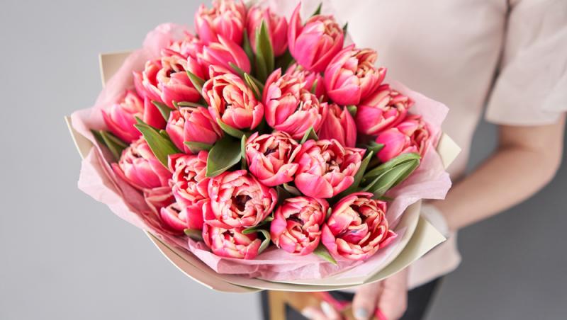 1001 lalele pentru iubita sa de Ziua Femeii. Cât a plătit românul pentru gestul extravagant