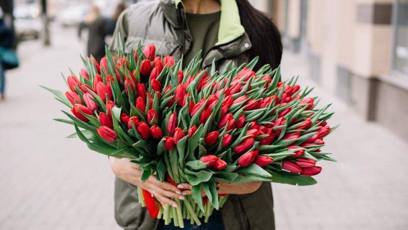 1001 lalele pentru iubita sa de Ziua Femeii. Cât a plătit românul pentru gestul extravagant
