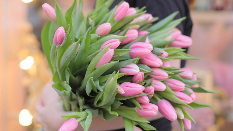1001 lalele pentru iubita sa de Ziua Femeii. Cât a plătit românul pentru gestul extravagant