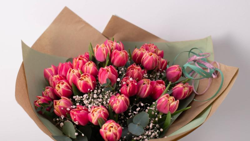 1001 lalele pentru iubita sa de Ziua Femeii. Cât a plătit românul pentru gestul extravagant