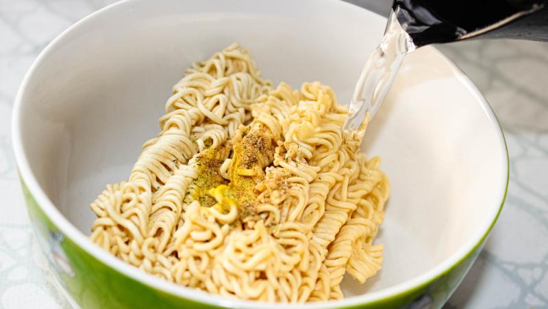 Ce conține supa instant de post. Mulți români nu citesc eticheta și se lasă păcăliți