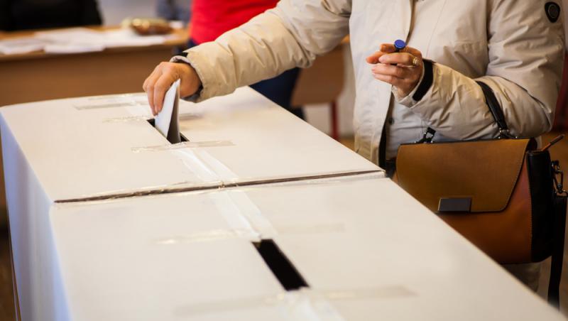 Ce condiții trebuie să îndeplinească românii din diaspora care vor să voteze la alegerile din mai. Cum se face înscrierea