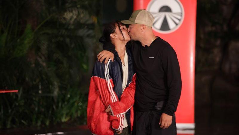 În ce ipostaze romantice s-au lăsat surprinși Puya și soția lui, Melinda. Ce imagini a publicat artistul pe rețelele sociale