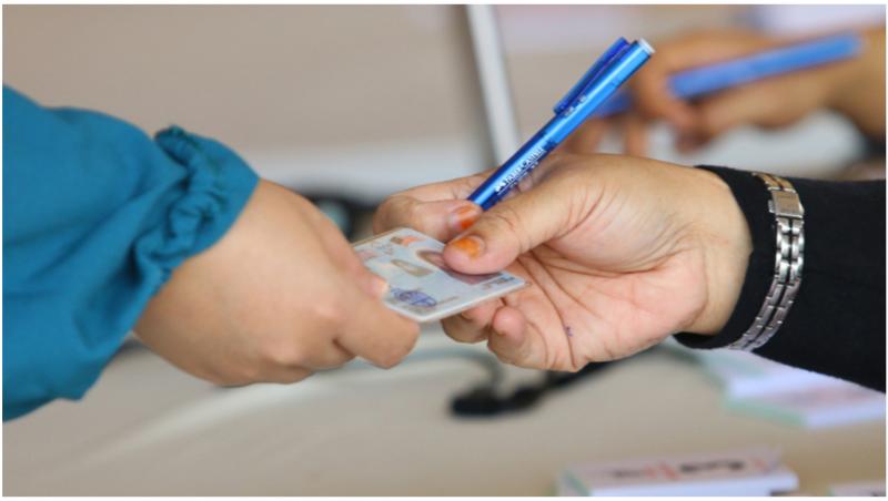 O carte de identitate înmânată unei persoane