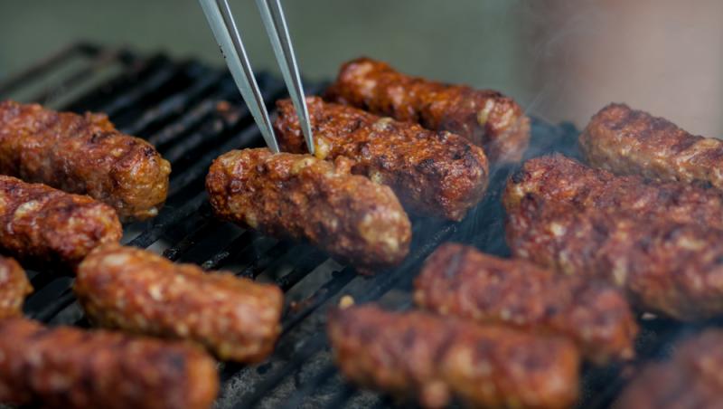 Micii atrag mulți turiști în Piața Obor. Într-o singură zi s-au vândut 7.500 de bucăți. Cât costă unul și ce rețetă se respectă