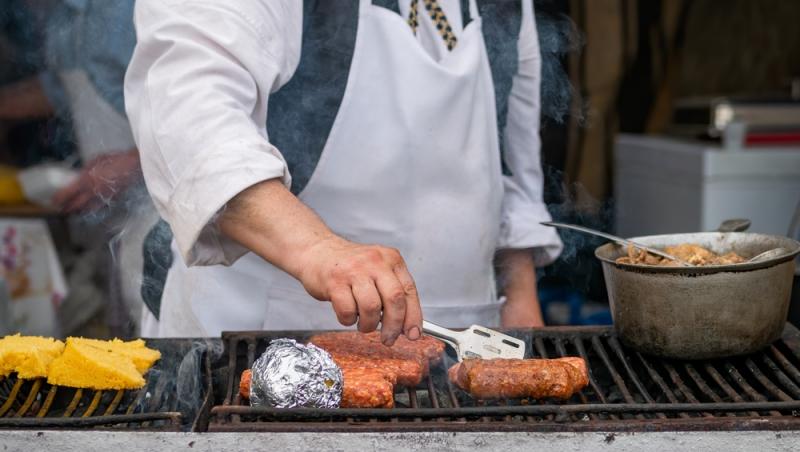 Micii atrag mulți turiști în Piața Obor. Într-o singură zi s-au vândut 7.500 de bucăți. Cât costă unul și ce rețetă se respectă